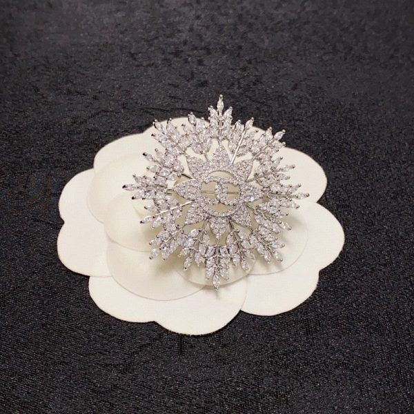 18K CC Flower Crystal Brooch - 图片 6