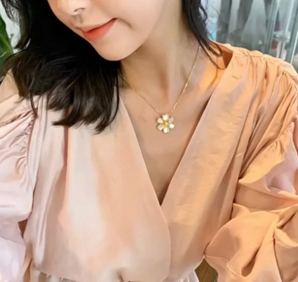18K Rose De Noël Clip Pendant Necklace - Image 3