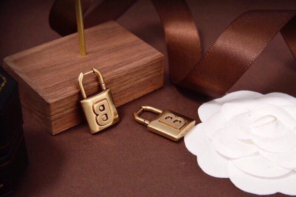 18K BB Gold Small Lock Earrings - 图片 6