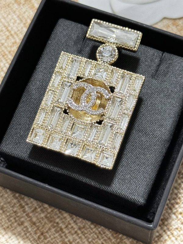 18K CC Perfume Bottle Crystals Brooch - 图片 4