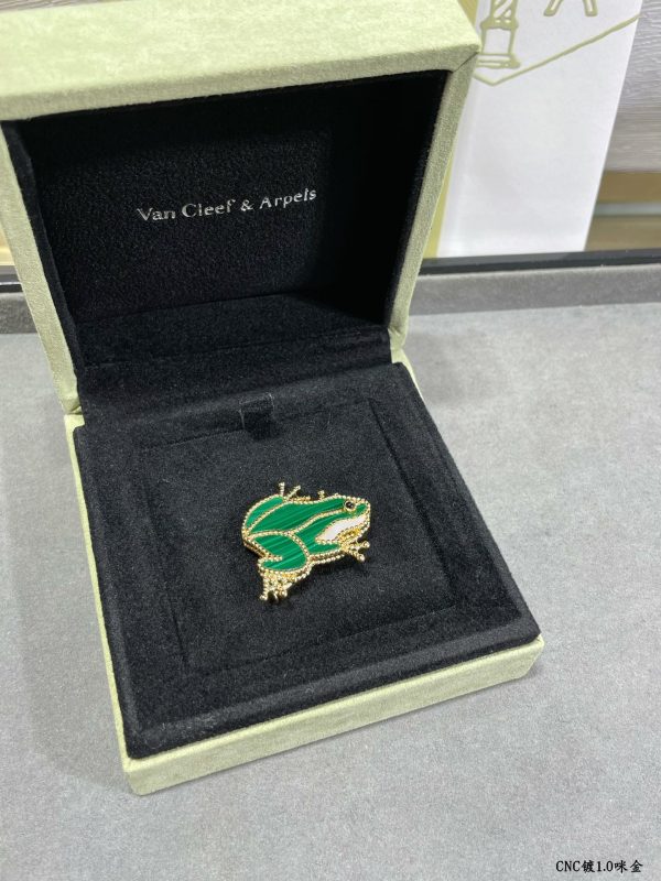 18K Lucky Animals Frog Clip Brooch - Image 3