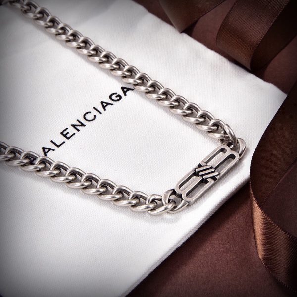 18K BB Icon Chain Necklace - Image 9