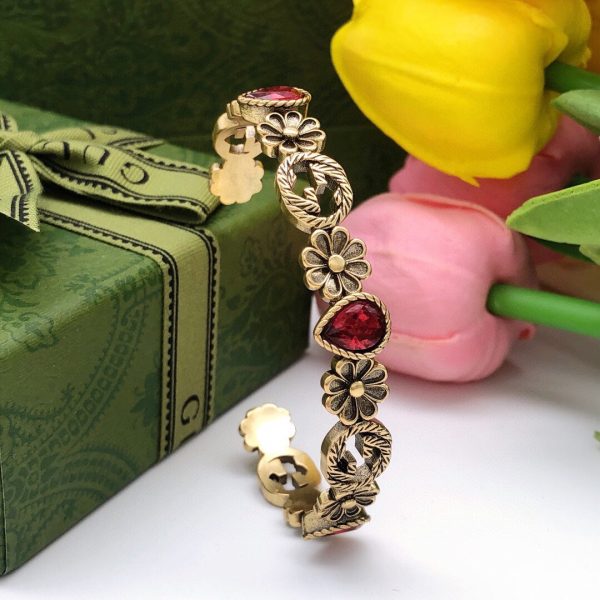 18K Double G Flowers Red Crystals Open Cuff Bracelet - 图片 8