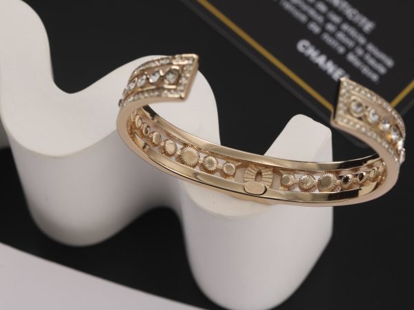 18K CC Crystals Cuff Bracelet - 图片 4
