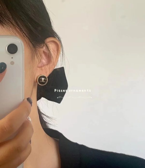 18K CC Circle Black Resin Earrings - 图片 5