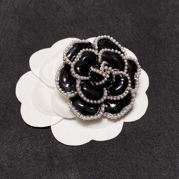 18K CC Camellia Black & White Brooch - Image 2
