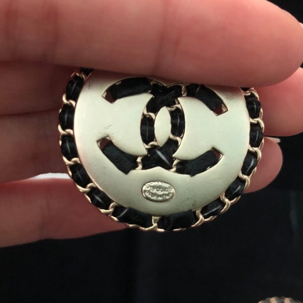 18K CC Leather Round Earrings - 图片 3