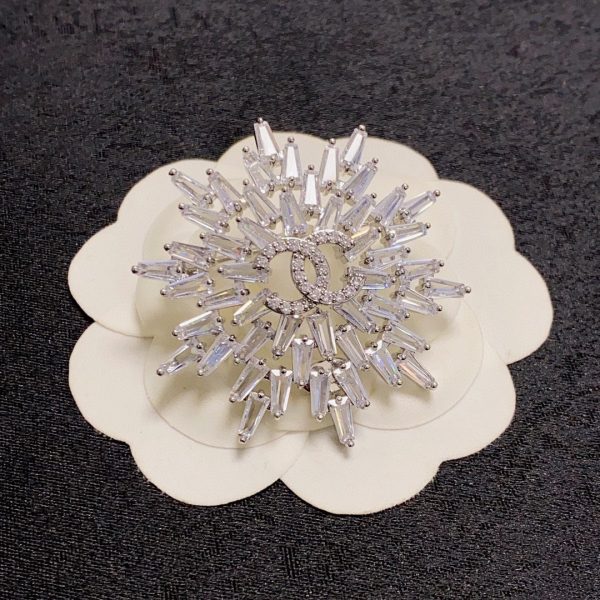 18K CC Snow Flower Brooch - Image 7