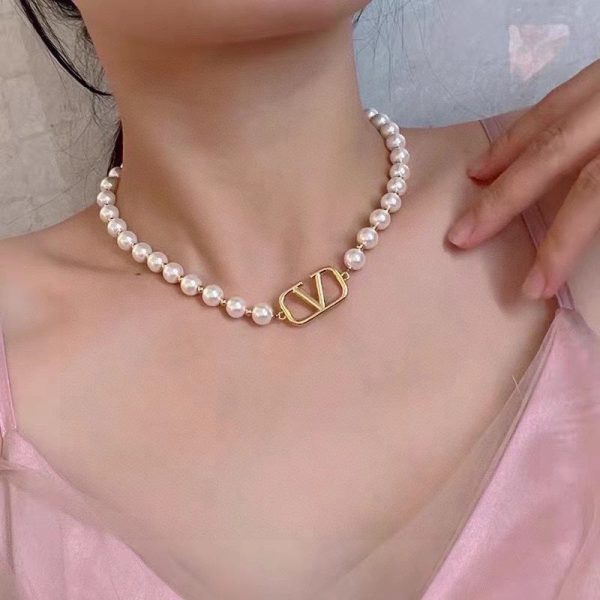 18K VLogo Pearls Choker Necklace - Image 2
