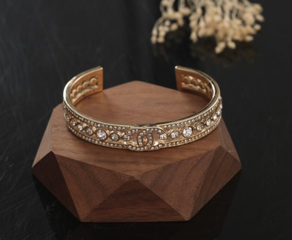 18K CC Crystals Cuff Bracelet - 图片 5