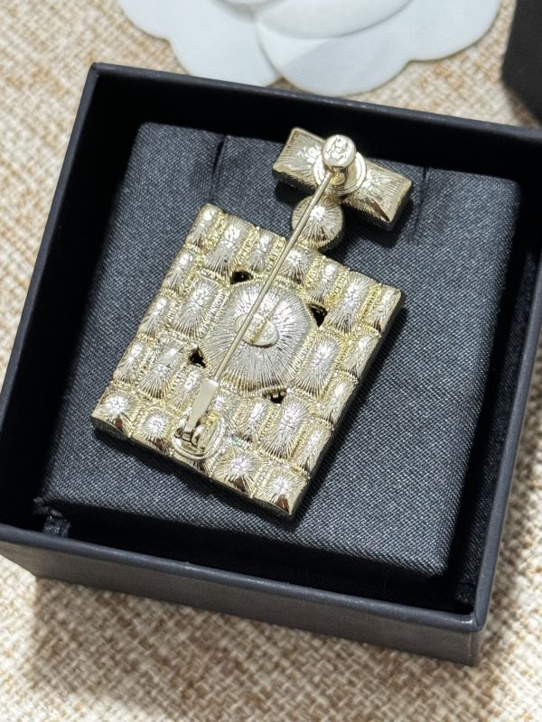 18K CC Perfume Bottle Crystals Brooch - 图片 5