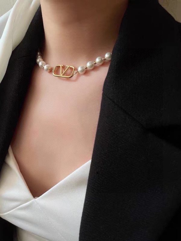 18K VLogo Pearls Choker Necklace - Image 7