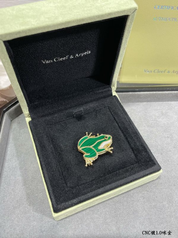 18K Lucky Animals Frog Clip Brooch - Image 4