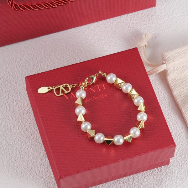 18K Vlogo Rockstud Pearls Bracelet - Image 4