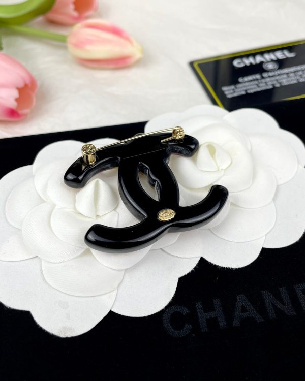 18K CC Pink Resin Brooch - Image 5