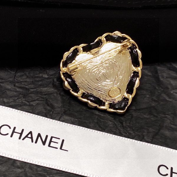 18K CC Red Crystal Heart Brooch - Image 5