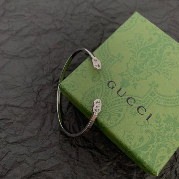 18K Double G Running Diamond Cuff Bracelet - 图片 4