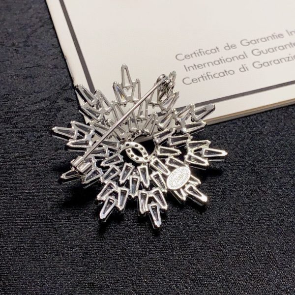 18K CC Snow Flower Brooch - Image 8