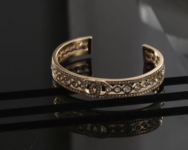 18K CC Crystals Cuff Bracelet - 图片 6