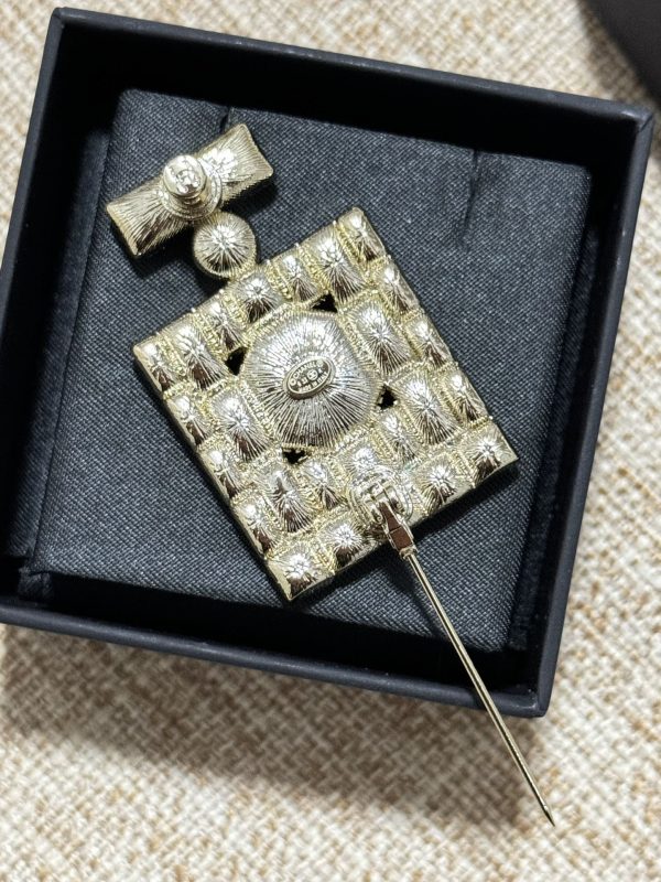 18K CC Perfume Bottle Crystals Brooch - 图片 6