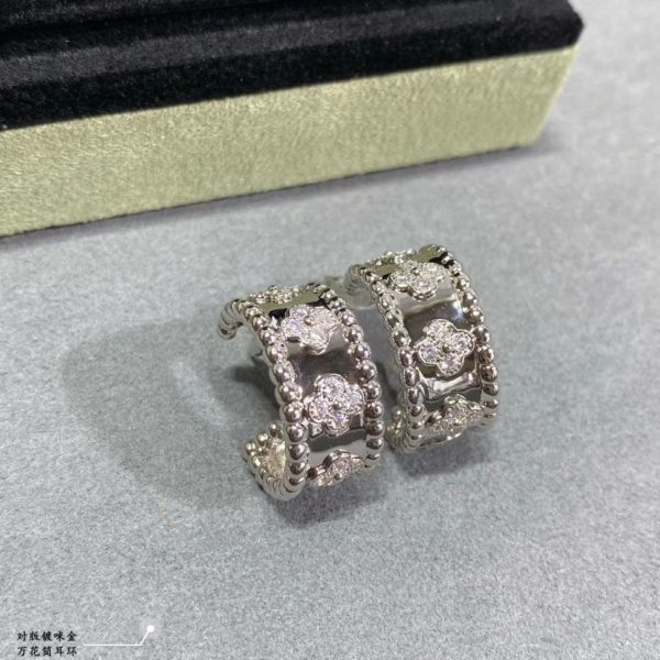 18K White Gold Perlée Clovers Hoop Earrings - 图片 3