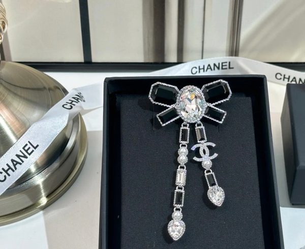18K CC Bow Tie Crystals Brooch - Image 6