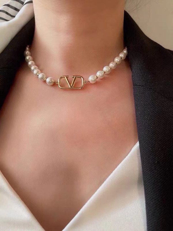 18K VLogo Pearls Choker Necklace - Image 5