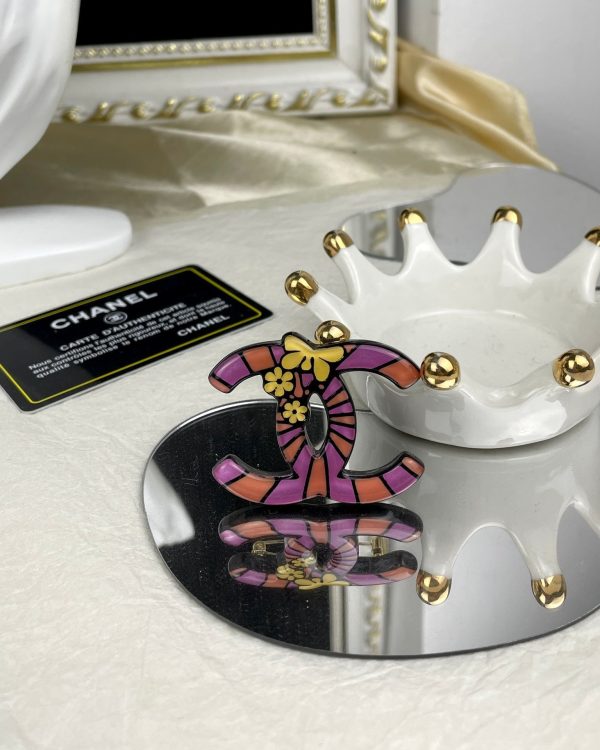 18K CC Pink Resin Brooch - Image 6