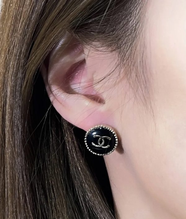 18K CC Circle Black Resin Earrings - 图片 3