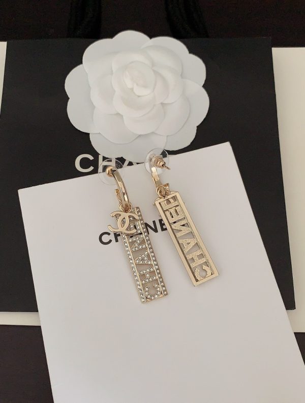 18K CC Crystals Long Letter Earrings - 图片 6