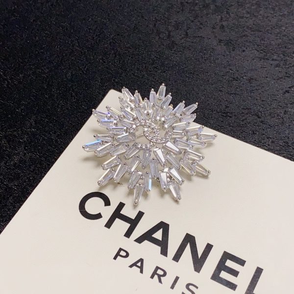 18K CC Snow Flower Brooch - Image 9