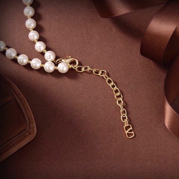 18K VLogo Pearls Choker Necklace - Image 6