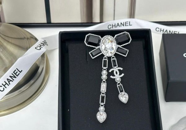 18K CC Bow Tie Crystals Brooch - Image 7