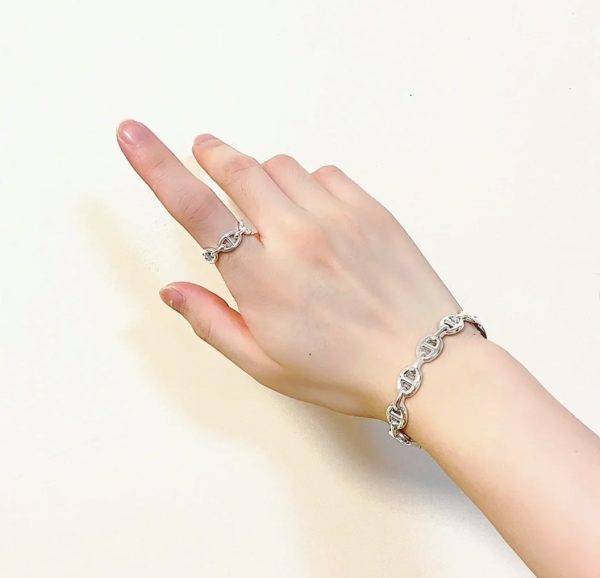 18K Chaine Open Cuff H Bracelet - 图片 3