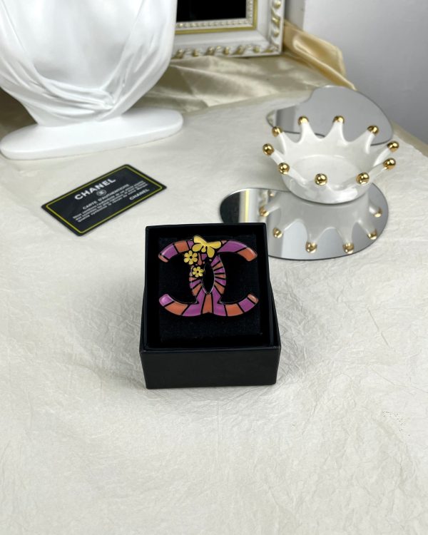 18K CC Pink Resin Brooch - Image 7