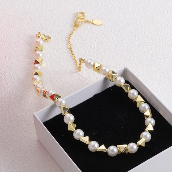 18K Vlogo Rockstud Pearls Necklace - Image 2