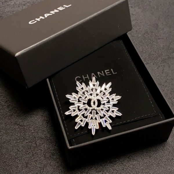 18K CC Snow Flower Brooch - Image 3