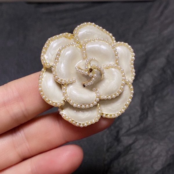 18K CC Camellia Black & White Brooch - Image 4