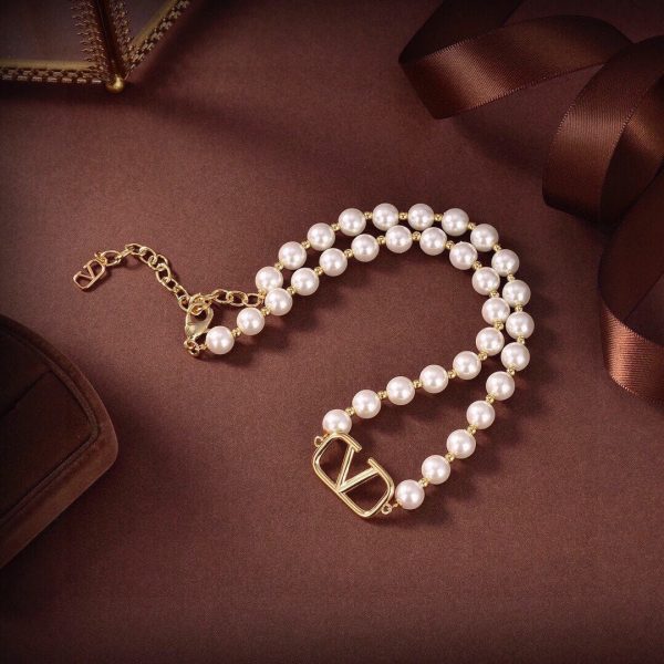 18K VLogo Pearls Choker Necklace - Image 8