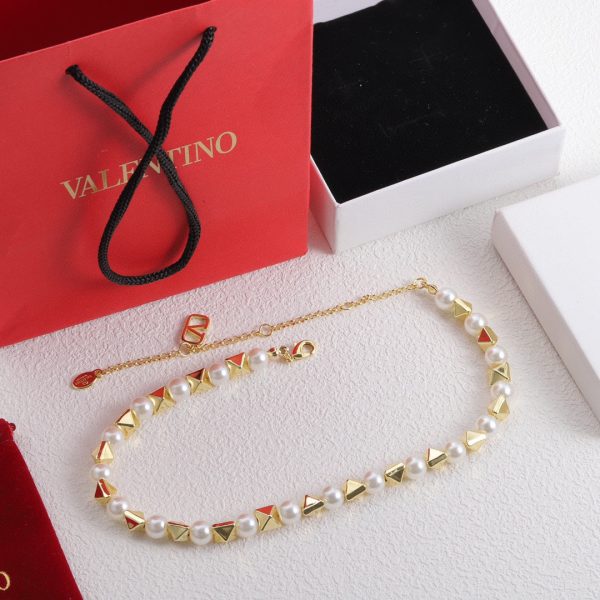18K Vlogo Rockstud Pearls Necklace - Image 5