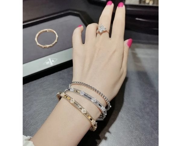 18K Yellow Gold Perlée Sweet Clovers Small Bracelet - Image 4