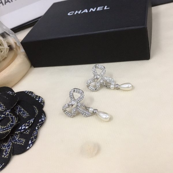 18K CC Bow Tie Diamonds Earrings - Image 9