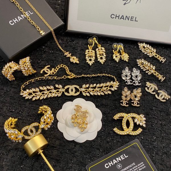 18K CC Flower Crystal Necklace - Image 9