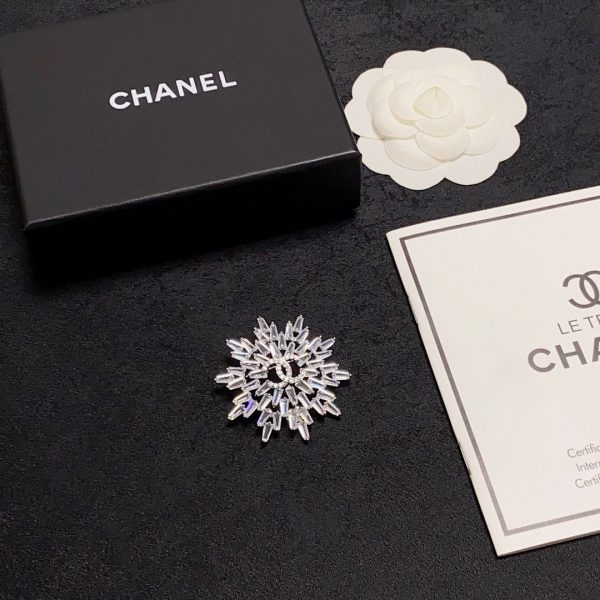18K CC Snow Flower Brooch - Image 4