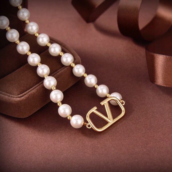 18K VLogo Pearls Choker Necklace - Image 9