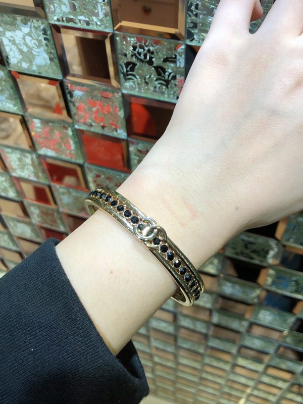 18K CC Crystal Open Cuff Bracelet - 图片 2