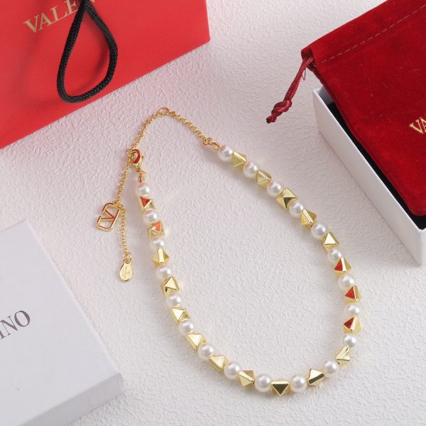 18K Vlogo Rockstud Pearls Necklace - Image 3