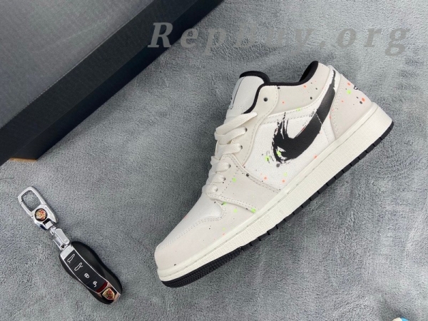 Top Version Air Jordan 1 Low SE Paint Splatter (GS) DH3295-100 - Image 9