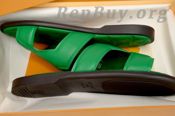 LOUIS VUITTON Oasis Green Glossy Surface - Image 8