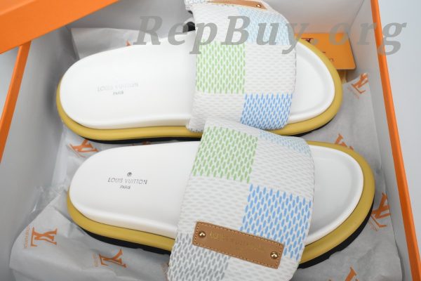 Louis Vuitton White Grid Pool Pillow Comfort Flat Slides - 图片 7
